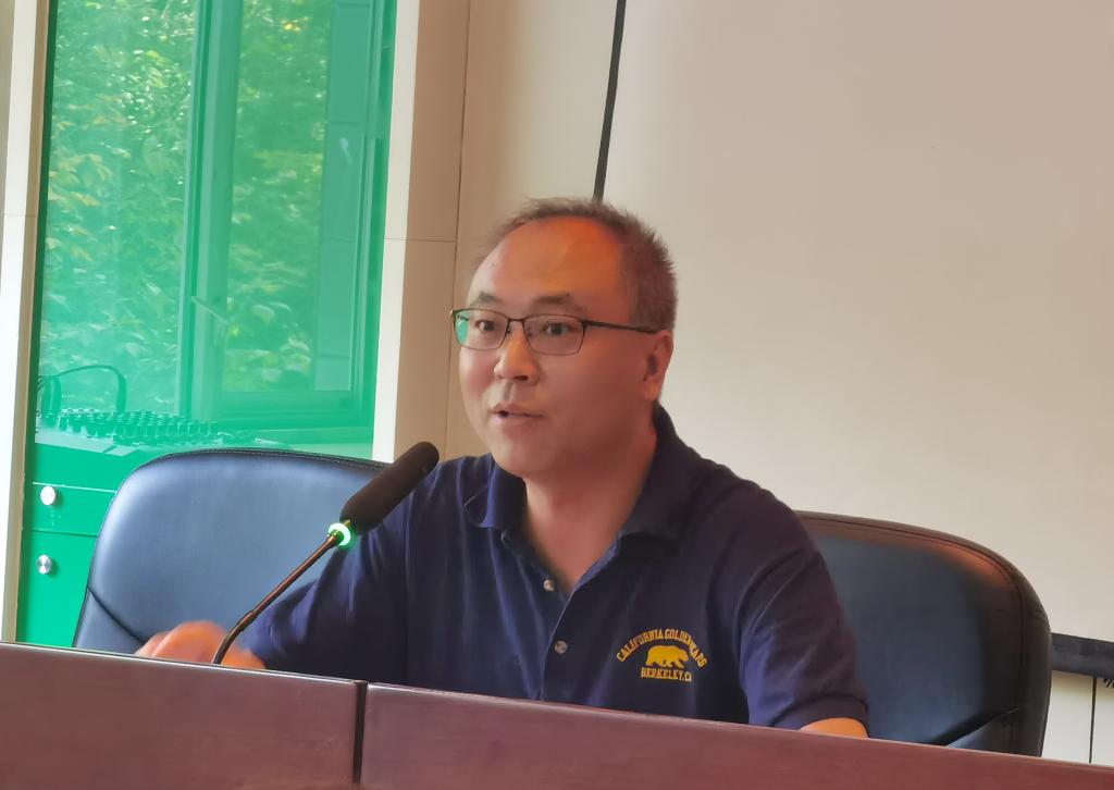 经理王傲雪传达学校会议精神部署新学期重点工作